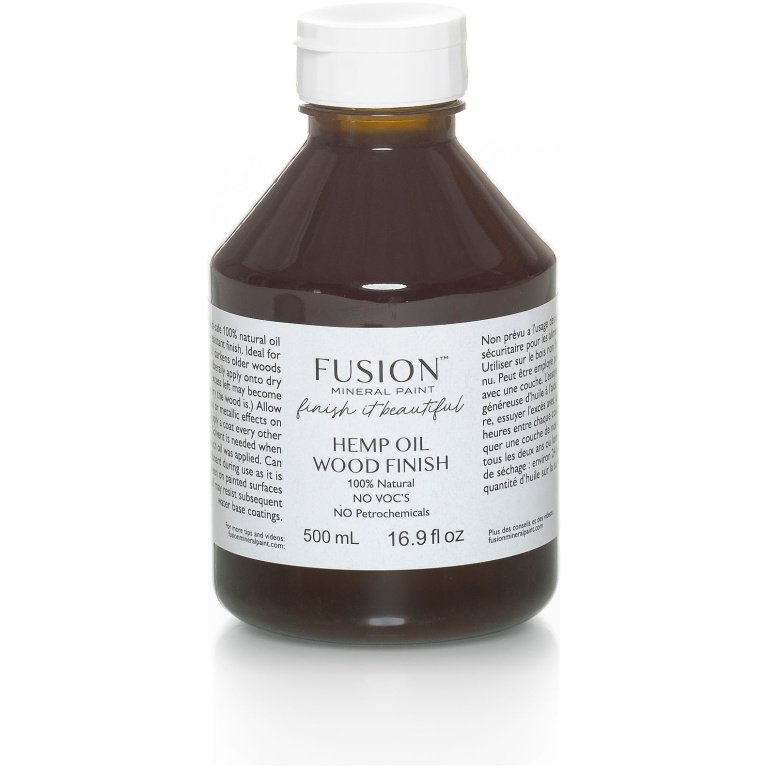A bottle of 500ml hemp oil.